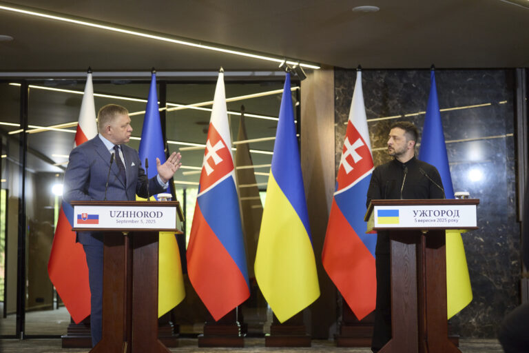 Volodymyr Zelenskyj a Robert Fico v Užhorode. Foto: Reuters/AP