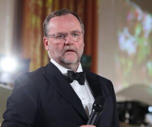 Darf Kunst alles? NEOS-Staatssekretär Schellhorn argumentiert für gekreuzigten Frosch