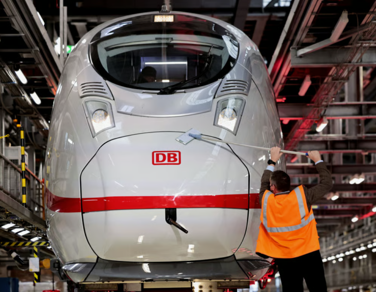 Ein ICE 3 wird gewartet. Foto: Reuters