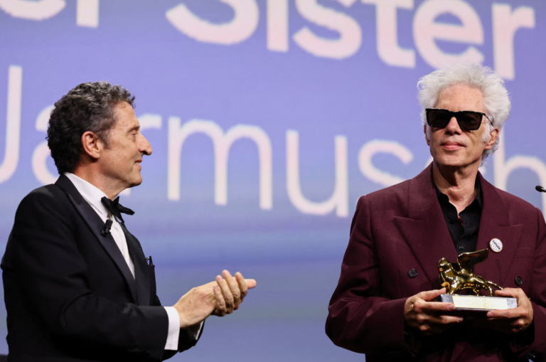 Zlatého leva si z Benátok 2025 odniesol film Father Mother Sister Brother