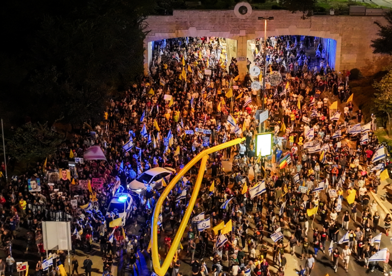 V Tel Avive demonštrovali tisíce za prepustenie rukojemníkov v Gaze