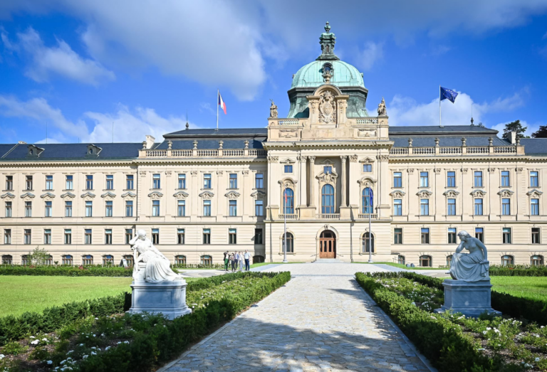 Český vládny podcast: stojí státisíce a sleduje ho sedemtisíc ľudí