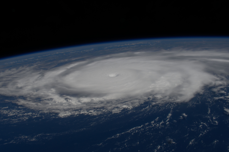 Atlantik ohrozuje hurikán Humberto, zosilnel na piatu kategóriu