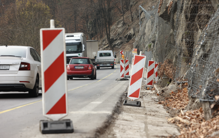 Doprava pod Strečnom na ceste 1/18. Foto: Daniel Stehlík/TASR