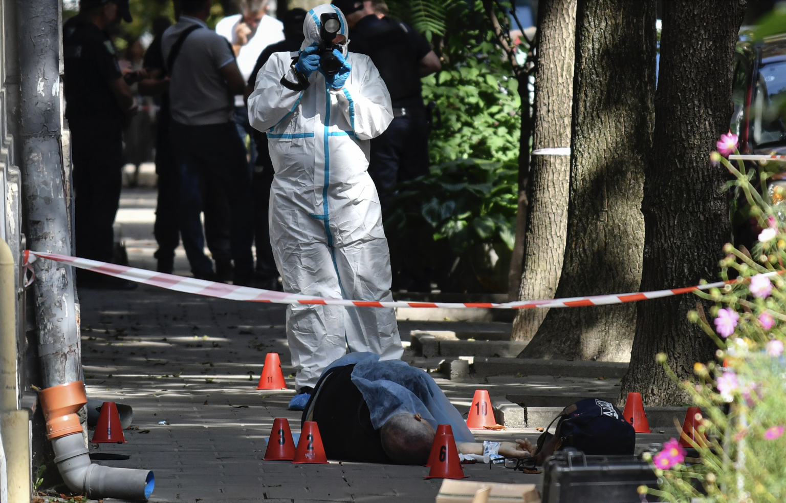Forenzný expert fotografuje telo zavraždeného bývalého ukrajinského predsedu parlamentu Andrija Parubého. Foto: TASR/AP