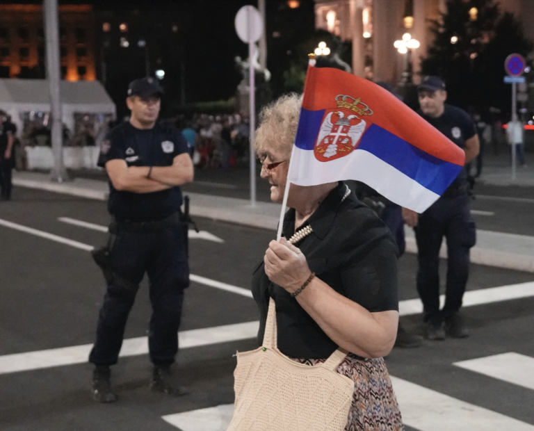 Srbsko si pripomenulo obete z Nového Sadu, protesty proti Vučićovi neutíchajú