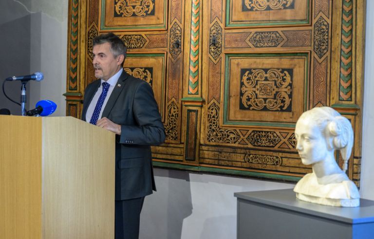 Lukáš Machala a busta z Levoče. Foto: Veronika Mihaliková/TASR