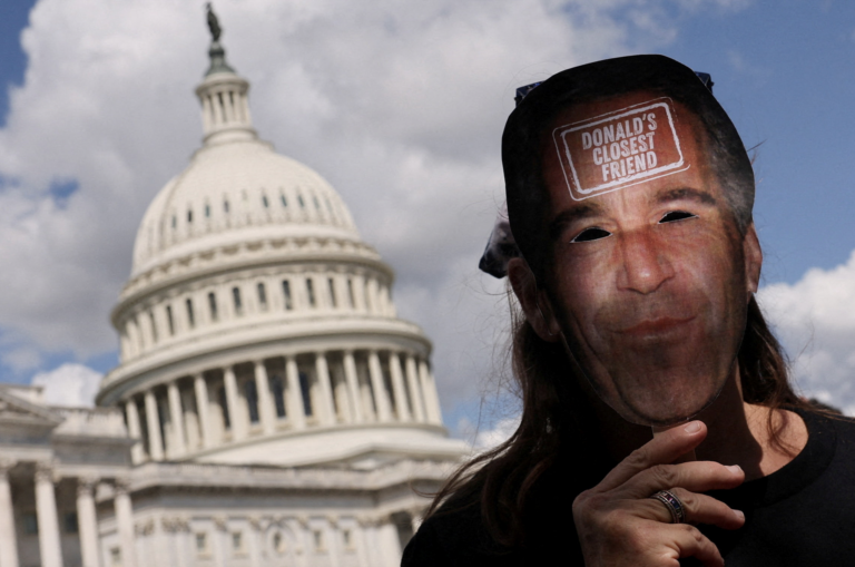Ein Anti-Trump-Demonstrant mit einer Maske, die Jeffrey Epstein darstellt. Foto: REUTERS/Jonathan Ernst