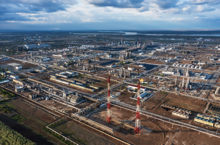 Nový balík sankcií Únie: Nemecko a Francúzsko majú údajne v hľadáčiku Lukoil