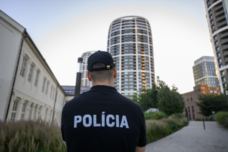 Pyrotechnici zneškodňujú bombu v centre Bratislavy, dopravu odstavili