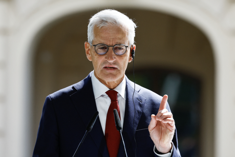 Støre ostáva v Nórsku pri moci, Stranu pokroku posilnil rekordný zisk