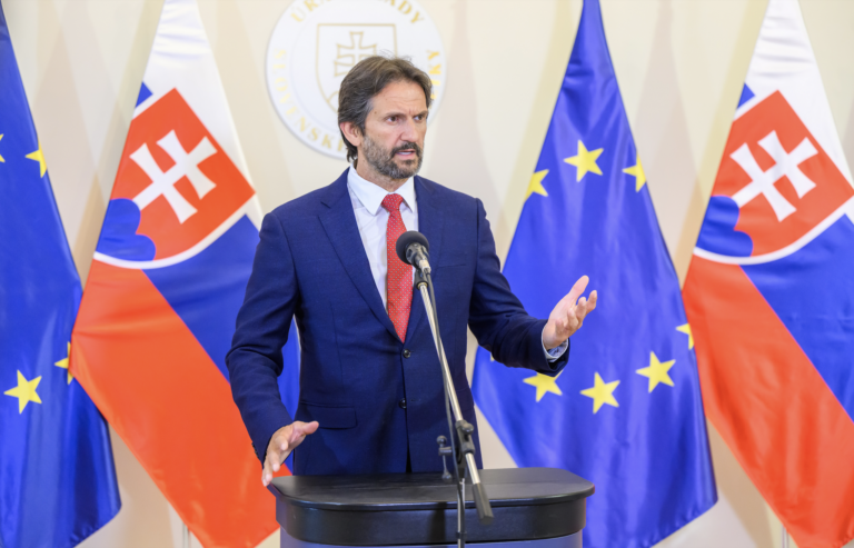 Slovensko by rado reagovalo ako Poľsko, ale nemá čím, priznal Kaliňák