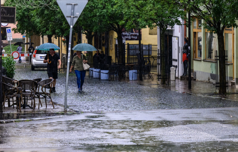 SHMÚ: V niektorých okresoch platia výstrahy pred povodňami