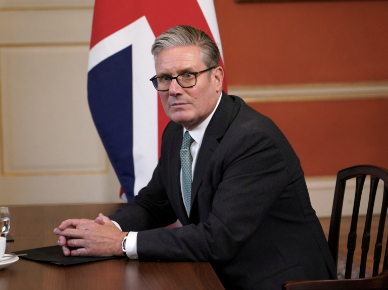 Musk vyzval na zmenu vlády v Británii počas protestu. Starmer odsúdil násilie