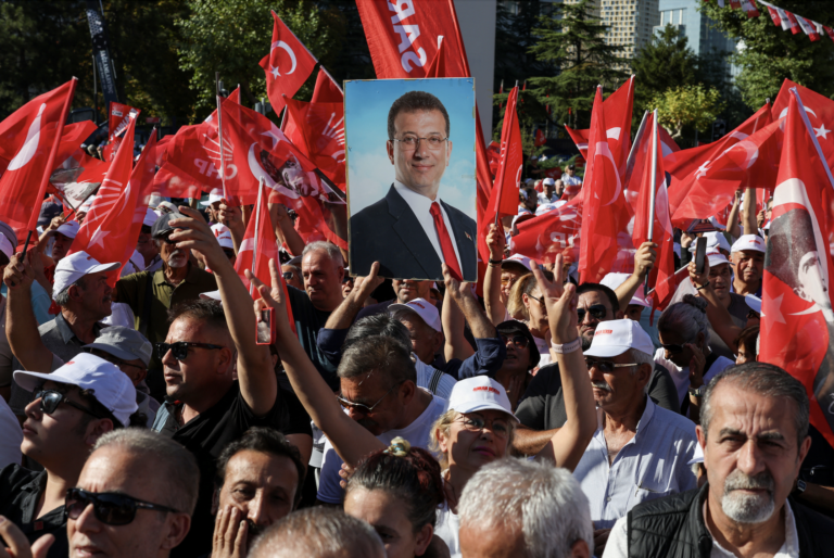 Protestujúci v Turecku skandovali „prezident Imamoglu“ pred pondelkovým súdom