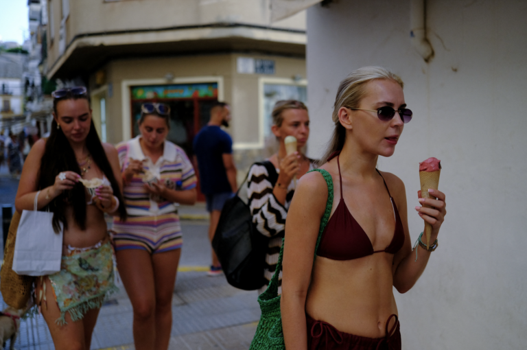 Rusov s turistickými vízami je v Európe viac, zmeniť to môže nový balík sankcií