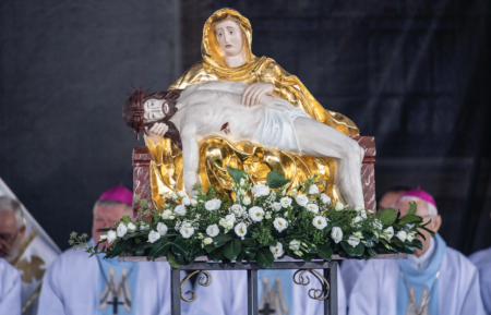 Sedembolestná, sedemradostná, spolutrpiaca. Jedným slovom Matka