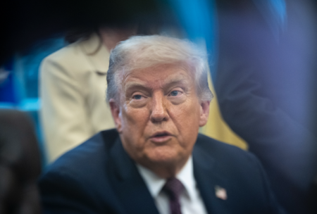 Trump posiela druhú lietadlovú loď k Iránu