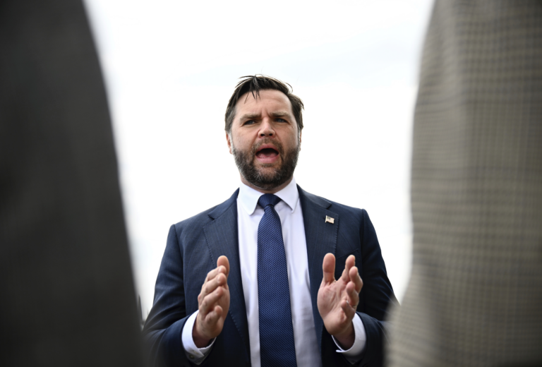 JD Vance sa uctil pamiatku Kirka a odmoderoval jeho reláciu