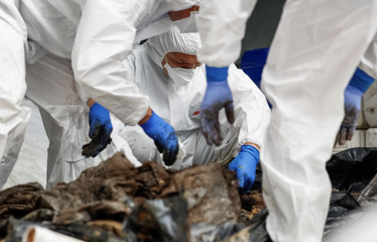 Laboratóriá v Kyjeve nestíhajú, tisíce tiel vojakov sú neidentifikované