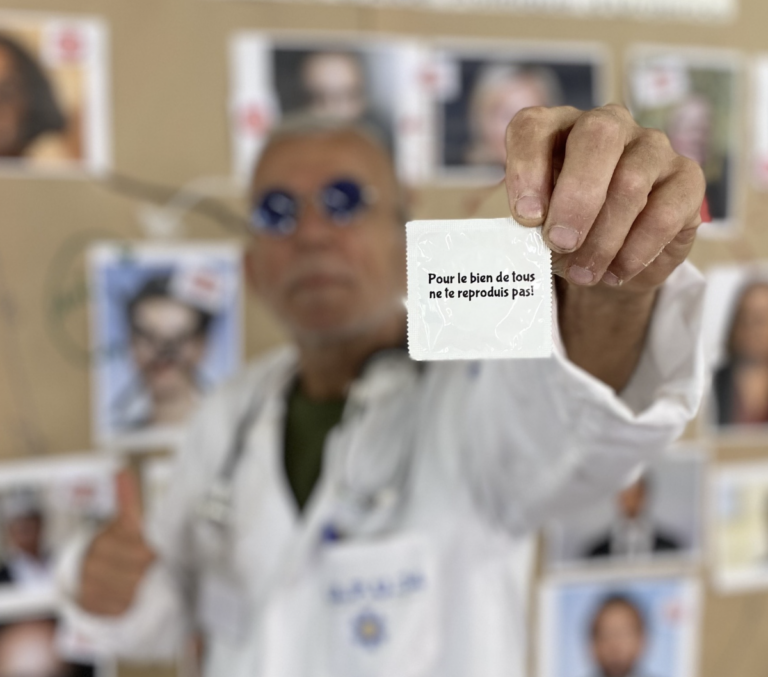 Francúz poslal poslancom 600 prezervatívov. Vraj aby sa nerozmnožovali