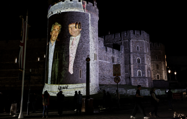 Štyria zatknutí po premietaní fotiek Trumpa a Epsteina na Windsor