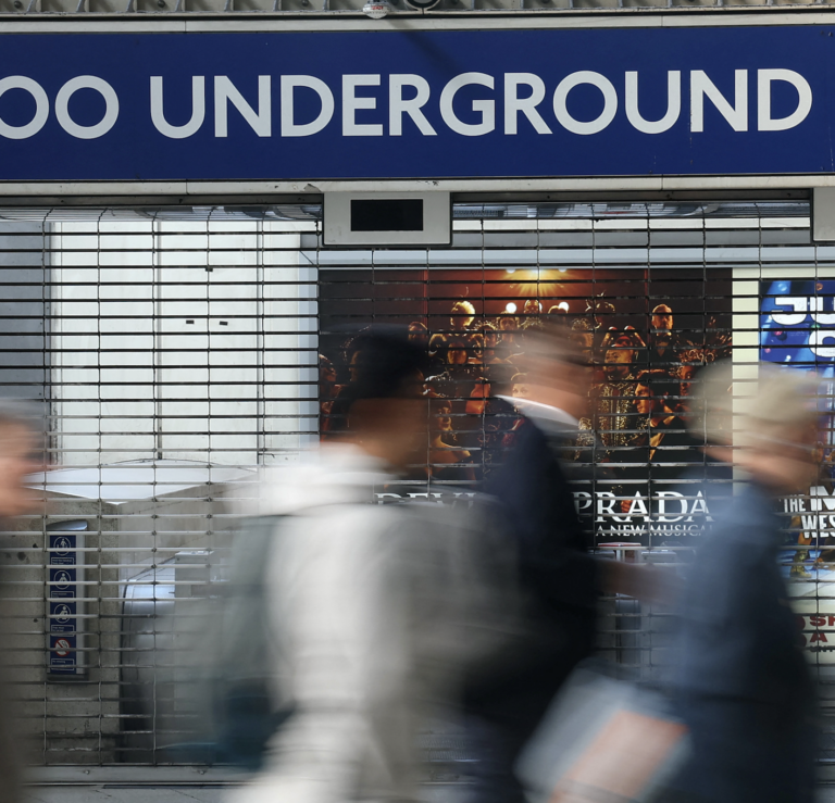 Dvaja tínedžeri hackli londýnsku dopravu, ochromili metro aj autobusy