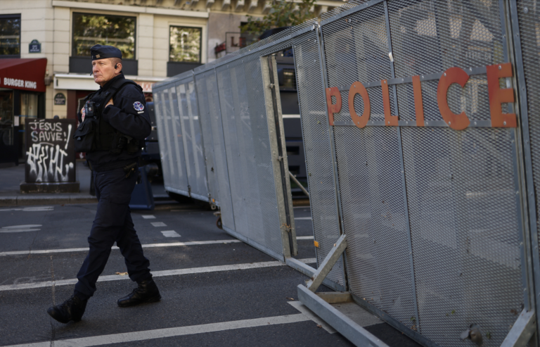 Francúzsko: Policajti zastrelili neďaleko škôlky muža s mačetou