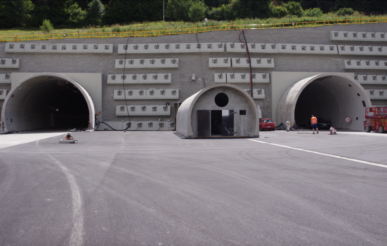 Policajti asistovali pri prevoze srdca na transplantáciu ešte cez zatvorený tunel 