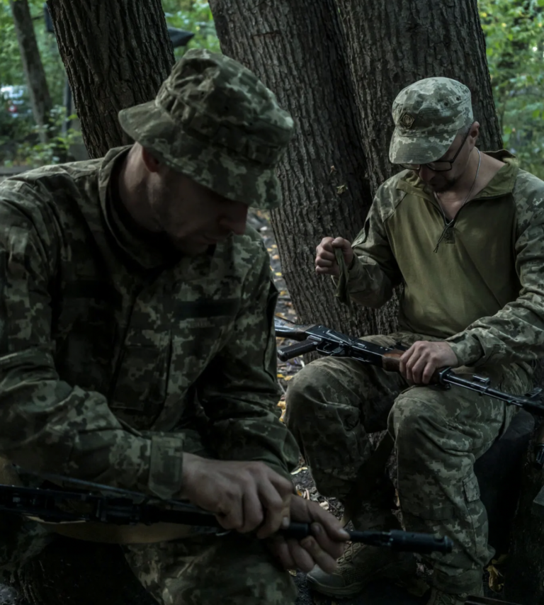 Vojaci z 225. samostatného útočného pluku si tento mesiac čistia zbrane na pozícii v Sumskej oblasti. Foto: Brendan Hoffman/New York Times