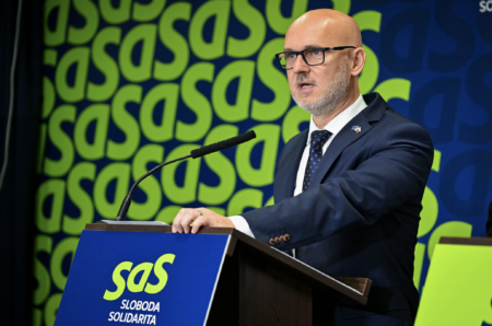 Gröhling nechcel stáť na tribúne s lídrom Maďarskej aliancie Gubíkom