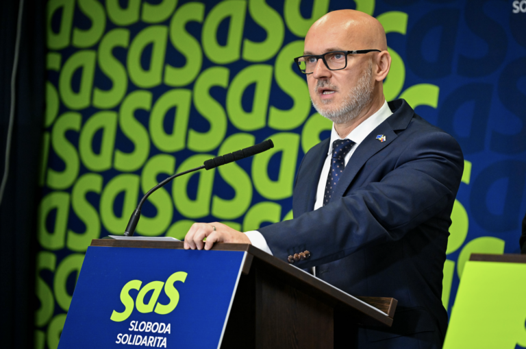 Gröhling nechcel stáť na tribúne s lídrom Maďarskej aliancie Gubíkom