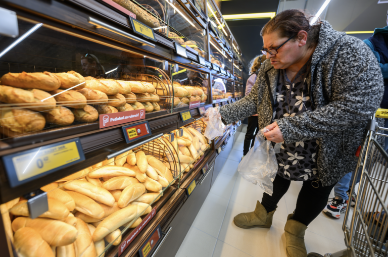 Zákaz predaja cez sviatky chcú zmierniť, obchody majú byť otvorené i na Veľkú noc