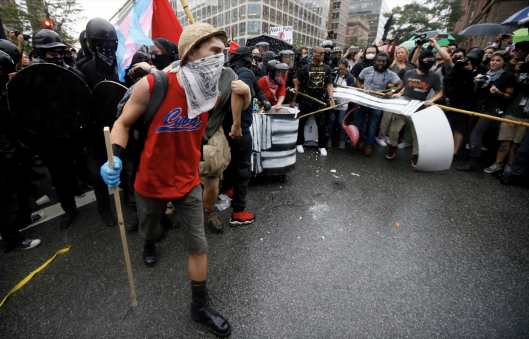 Anarchisti a demonštranti z hnutia Antifa. Foto: REUTERS/Jim Bourg/File