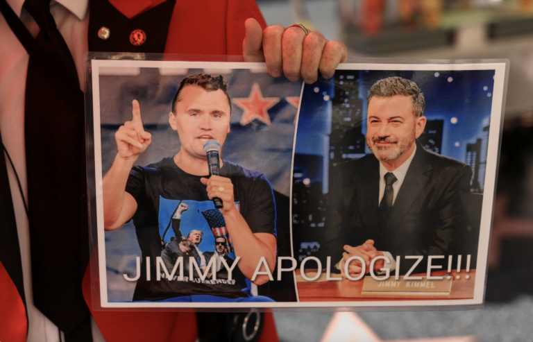 Kimmel opäť na obrazovkách, Trump hovorí o nelegálnej kampani