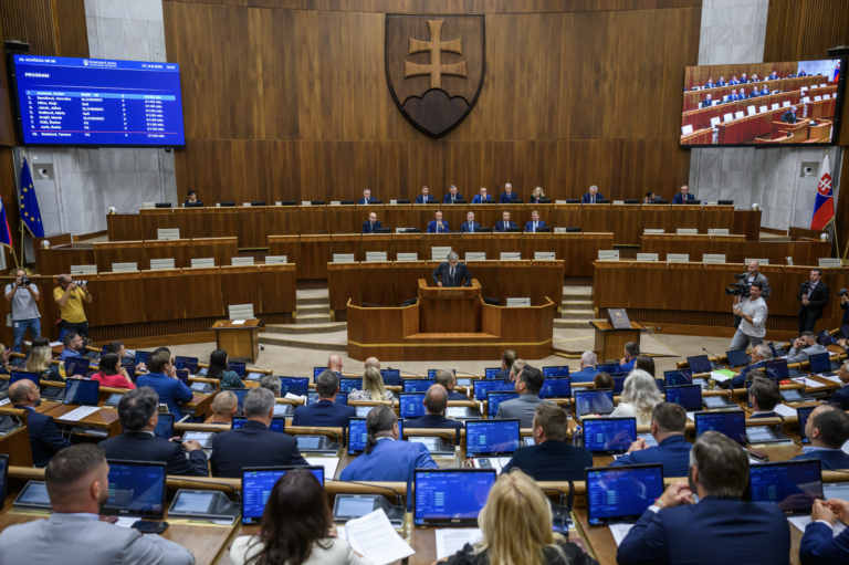 Koaličná zmena pravidiel v parlamente: menej rečí, tvrdšie sankcie