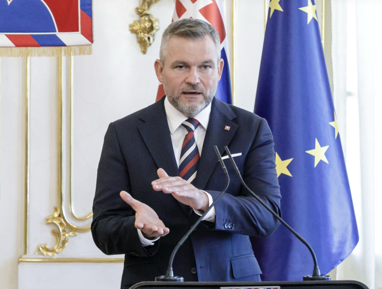 Pellegrini sa k novele ústavy a konsolidácii vyjadrí po ich preštudovaní