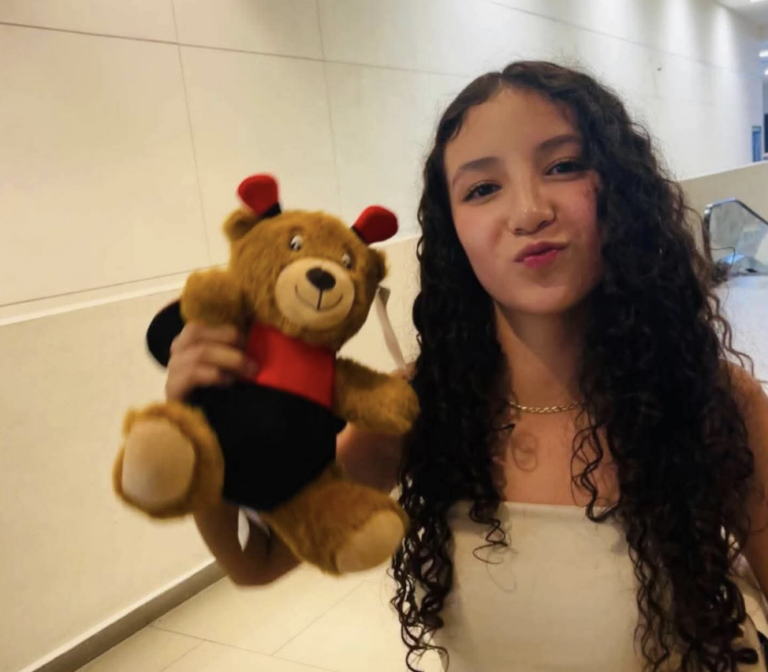 Len 14-ročné dievča zomrelo po plastike pŕs. Povolila to matka, vykonal jej partner