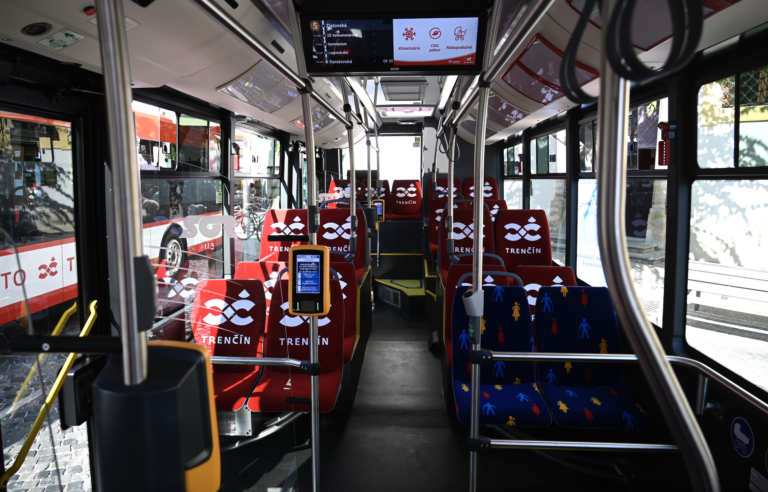 Vandalizmus vyradil v Trenčíne desiatky spojov, zasahuje aj polícia