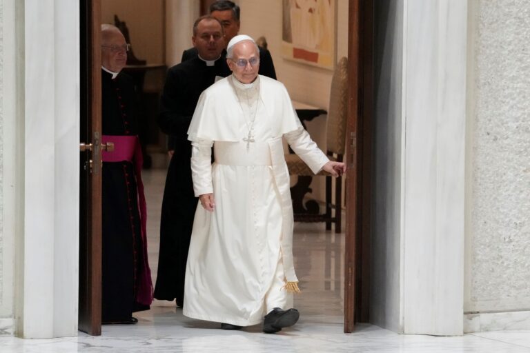 Laicizovaný kňaz údajne manipuloval obete, aby zaútočili na pápeža