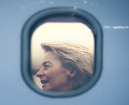 Čo nesedí na údajnom rušení GPS signálu Leyenovej lietadla?