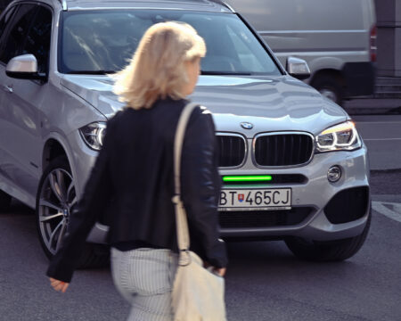 Zvýši predné brzdové svetlo bezpečnosť premávky? Dopravný expert to spochybňuje