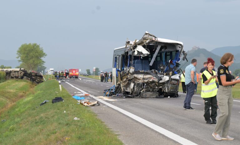 Autobus sa zrazil s nákladným autom. Jedna osoba neprežila