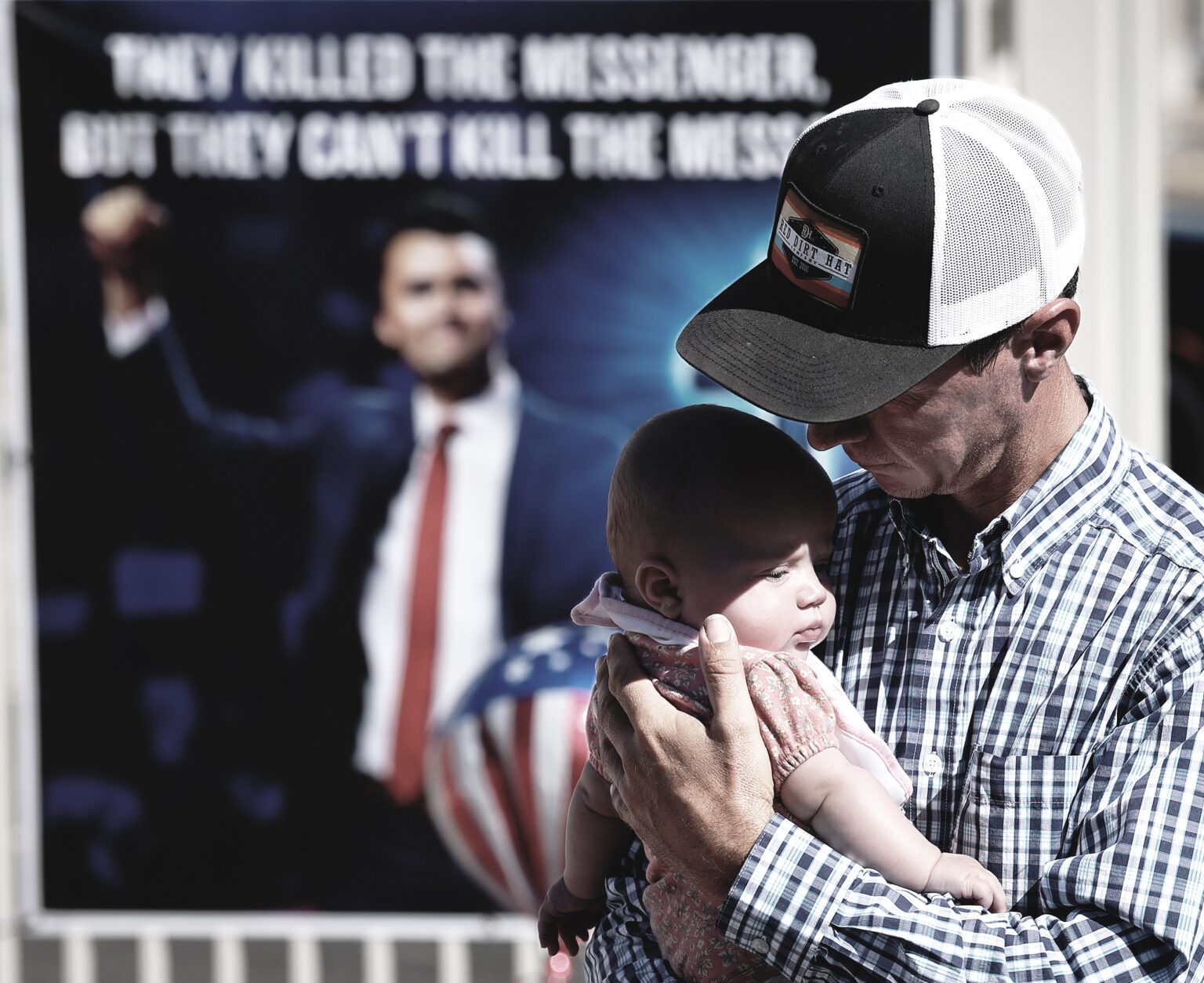 Návštevníci vzdávajú úctu pri návšteve pamätníka Charlieho Kirka pred sídlom organizácie Turning Point USA. Foto: Win McNamee/Getty Images