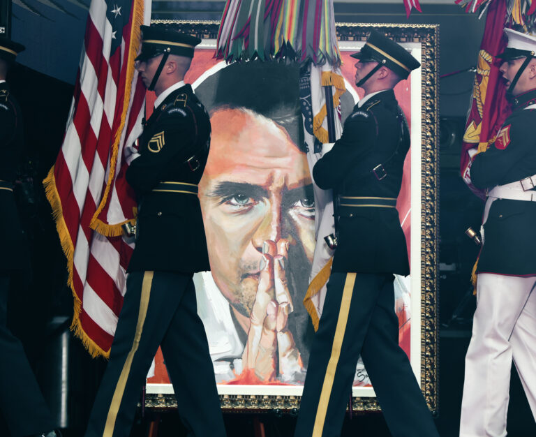 Stráž vystupuje počas spomienkovej slávnosti za politického aktivistu Charlieho Kirka. Foto: Joe Raedle/Getty Images