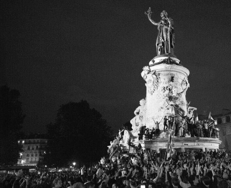 Demonstranten kletterten auf das Denkmal der Republik. Foto: Carl Court/Getty Images