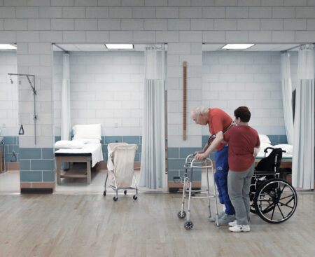 Opatrovateliek je málo a pracujú za almužnu. KDH chce minimálnu mzdu v zákone