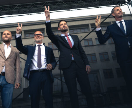 Ficovi súperi sa spoliehajú na masové protesty, ale to pravicovému voličovi nestačí