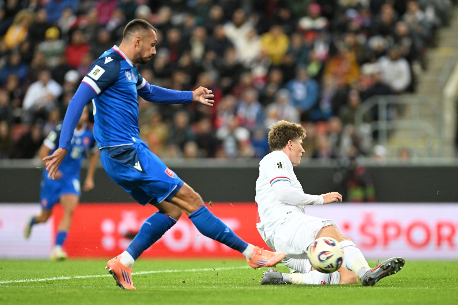 Ivan Schranz strieľa gól na 2:0 počas kvalifikačného zápasu na majstrovstvá sveta medzi Slovenskom a Luxemburskom v Trnave. Foto: Lukáš Grinaj/TASR