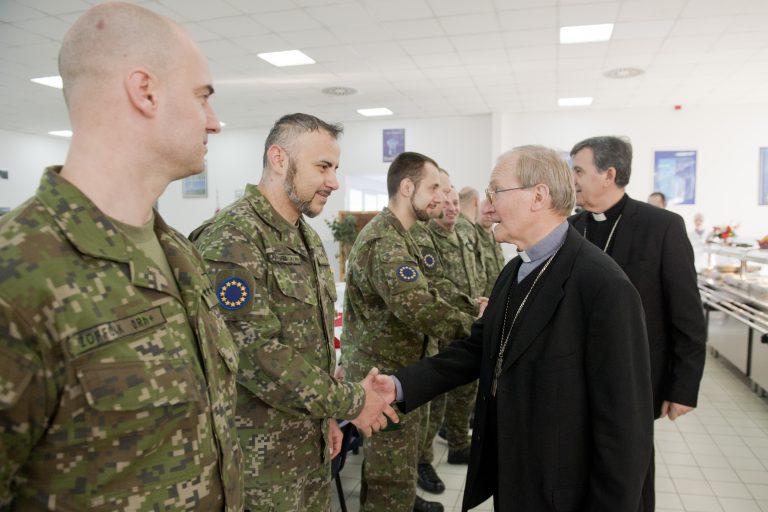 Prezident odovzdal biskupovi Františkovi Rábekovi ďakovnú medailu